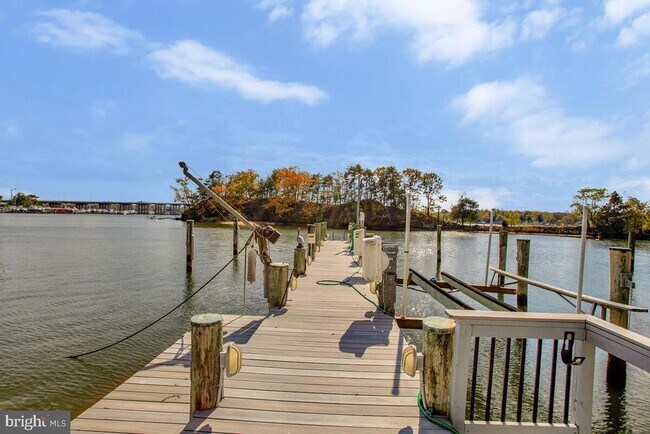 Building Photo - 125 Island View Dr