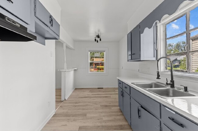 Building Photo - Cozy and  Newly Renovated  3 Bedroom, 1 Ba...