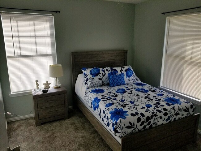 Building Photo - Move in Ready - 4 bedroom 2 bath