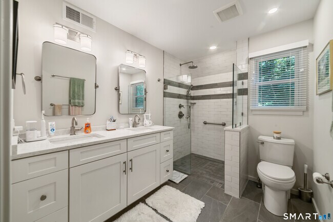 Building Photo - 595 Heritage Vlg