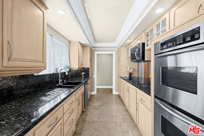 Building Photo - 2563 Hutton Dr