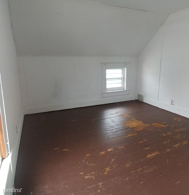 Building Photo - 2 br, 1 bath Apartment - 323 1/2 Sherman St