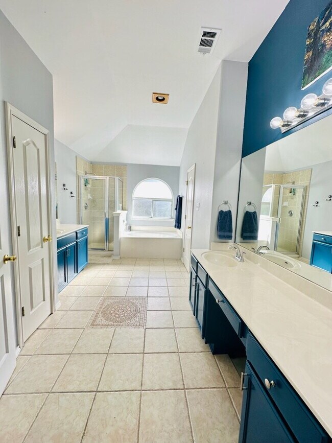 Building Photo - "Discover Comfort & Style: Spacious 3-Bedr...