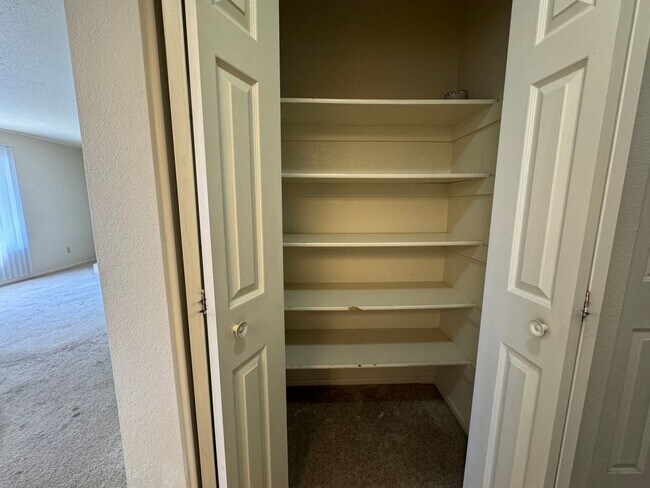 Building Photo - 2BR Condo w/Marina and Dock-Gated Waterfro...
