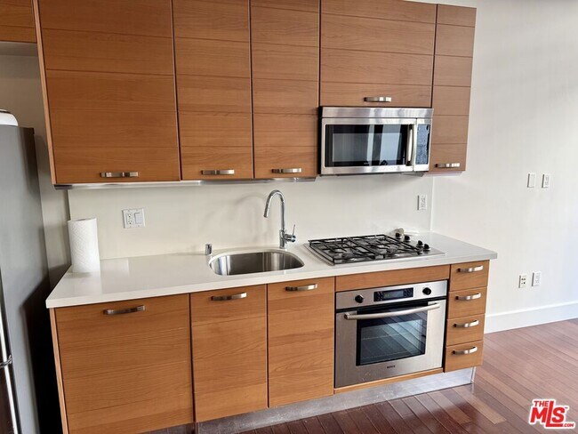 Building Photo - 460 S Spring St