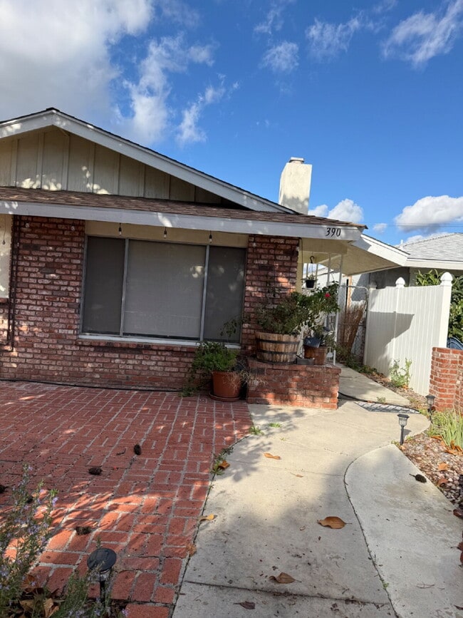 Building Photo - Solar savings on energy. 3rd bonus room.   2 Car Garage, Private Yard, Spacious upgraded interior.