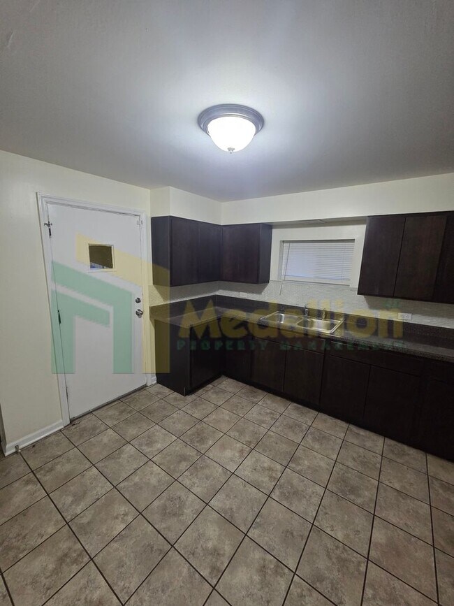 Building Photo - 9318 S Loomis St