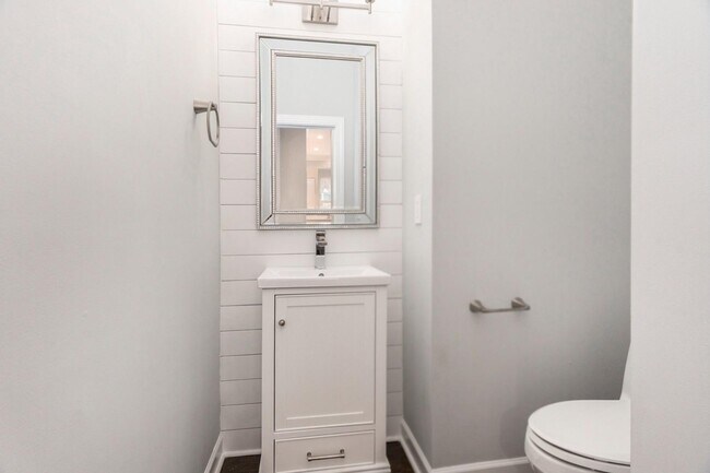 Building Photo - 200 N Ladd Ct