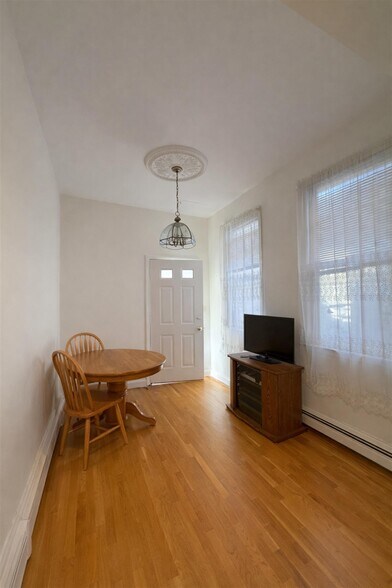 Building Photo - 107 2nd St