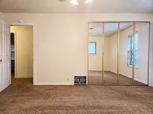 Building Photo - 3/2/2 with Classic Charm in Southeast Sherman
