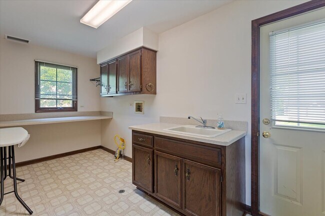 Building Photo - 1055 Knollwood Ln