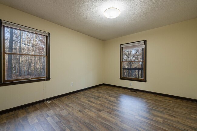 Building Photo - Quiet 3-bed 2-bath Spacious Home