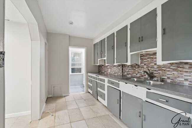 Building Photo - 3 Bed Bungelow $1200.00/mo