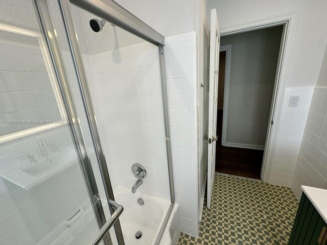 Building Photo - 2210 SW 25th St