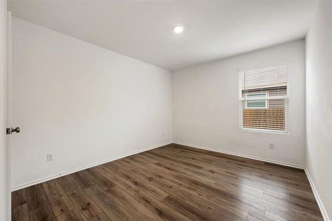 Building Photo - 148 Perfect World Lp