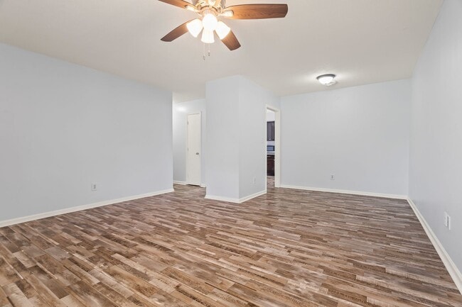 Building Photo - Charming 3BR with Fenced Yard