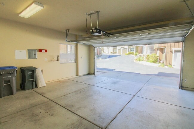 Building Photo - Walnut Grove 3 Bedroom Townhouse