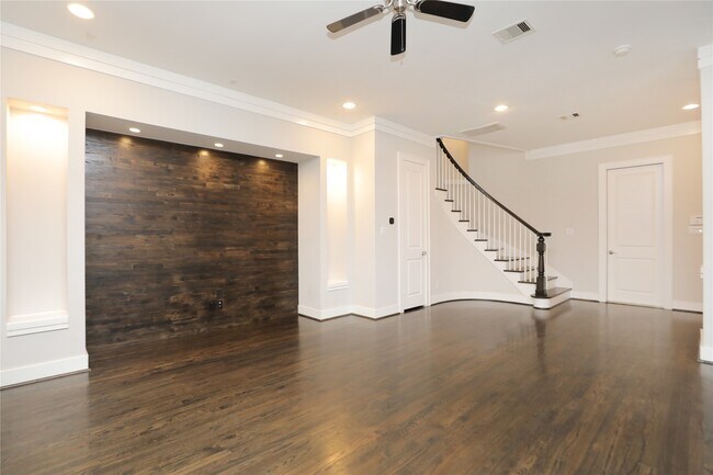 Building Photo - 843 E 28th St