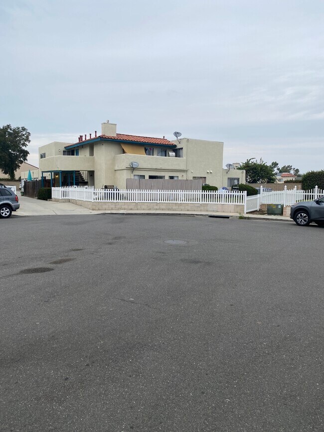 Building Photo - 18881 Valley Cir