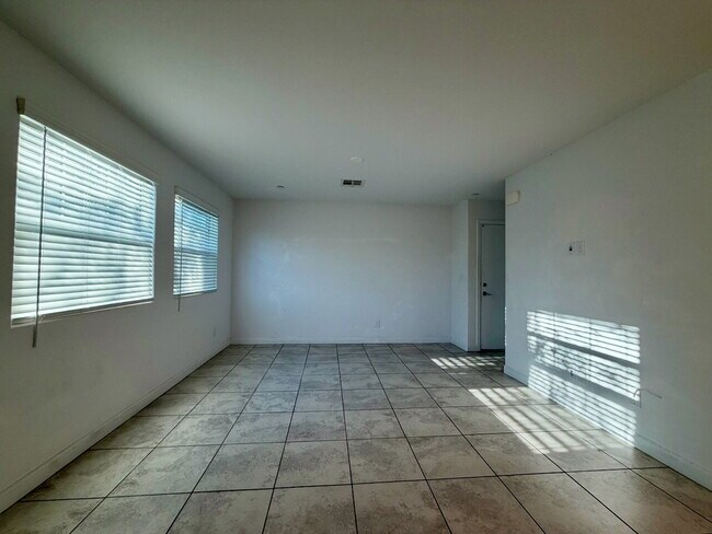 Building Photo - 3 BED 2.5 BATH 2 CAR GARAGE TOWNHOUSE IN CADENCE HENDERSON WITH LOFT
