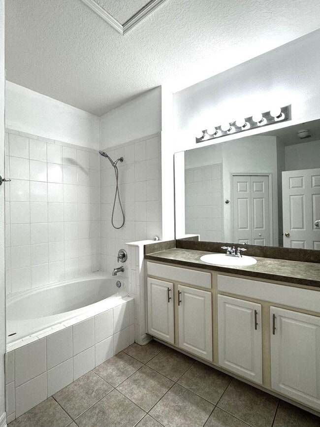 Building Photo - AVALON PARK 3br 3ba townhouse in Northwest...