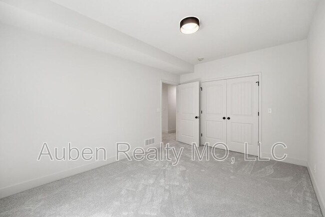 Building Photo - 216 NW Orchard St