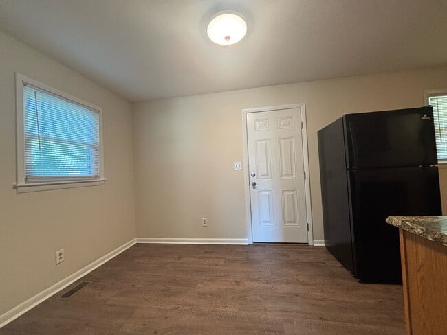 Building Photo - 1070 Rulnick St