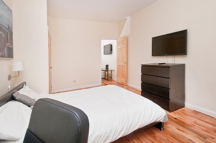 Building Photo - 2370 1st Ave