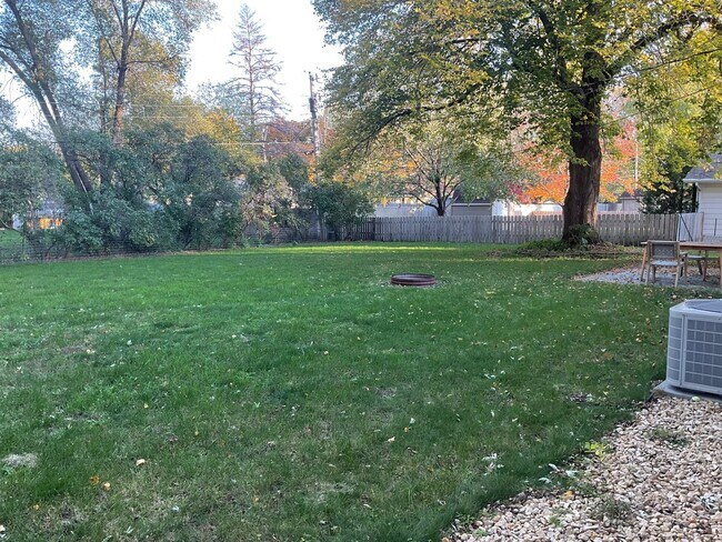 Building Photo - 5 Bedroom Single Family Suburban Gem in Ap...