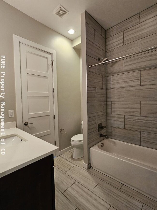 Building Photo - Beautiful 2 BR 4BA in the Highlands