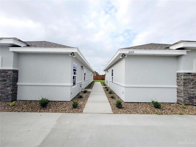 Building Photo - 13 13th St