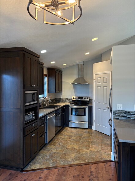 Building Photo - 60 Village Dr
