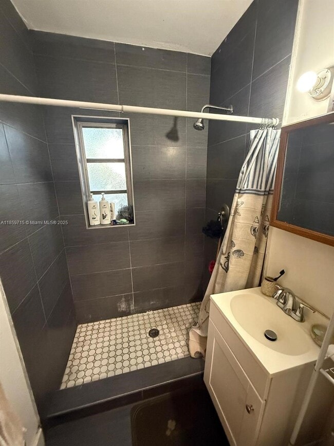 Building Photo - 600 Minola Dr