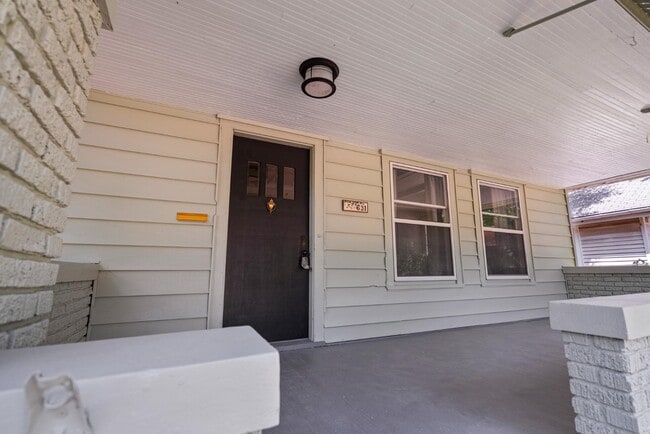 Building Photo - 631 SW Lindenwood Ave