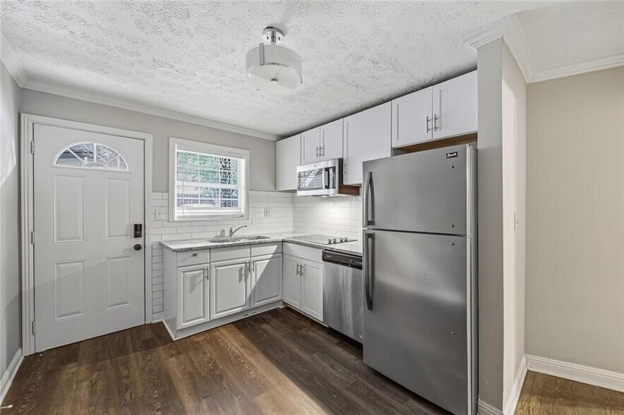 Building Photo - 21 Delmont Dr NE