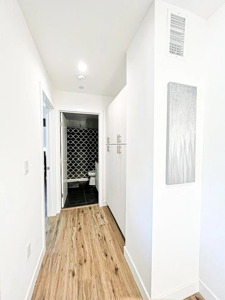 Building Photo - 4570 Oakwood Ave
