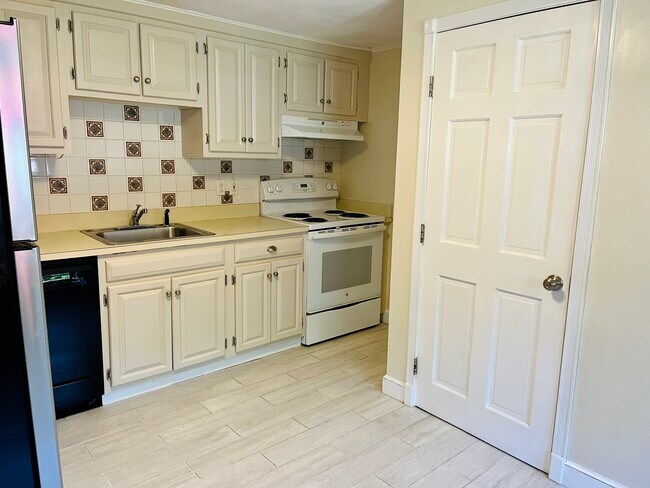 Kitchen 01 - 68 Preston St