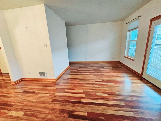 Building Photo - Lovely 2 Bedroom Townhouse Within Walking Distance to Historic Downtown Poulsbo