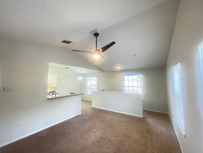 Building Photo - 1 Bedroom / 1 Bath Condo in Gated Communit...