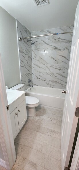 Building Photo - 369 Diamond St