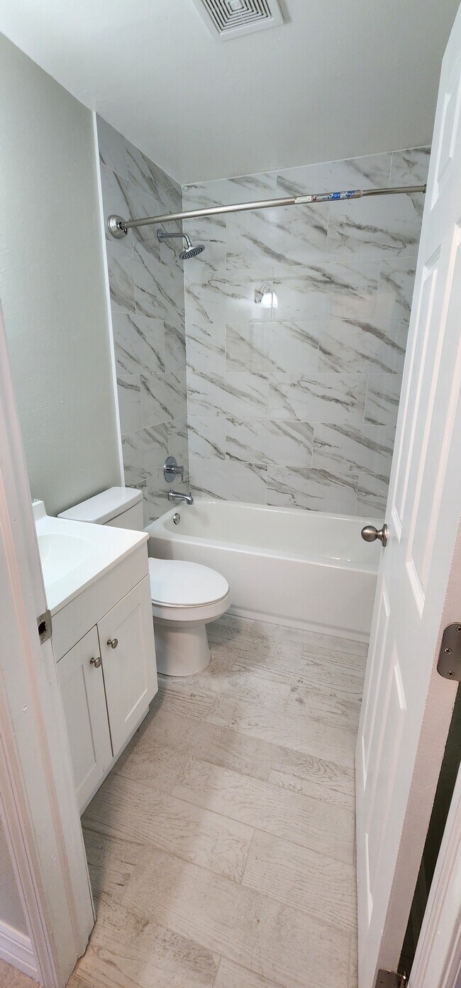 Building Photo - 369 Diamond St