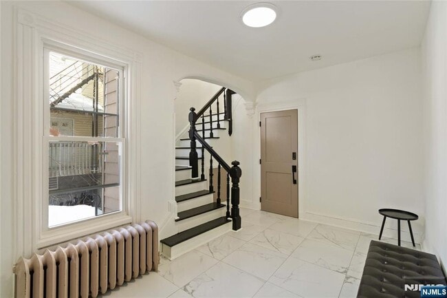 Building Photo - 87 James St