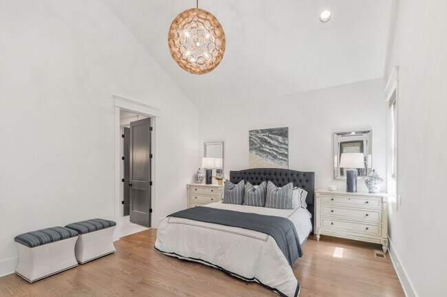 Building Photo - 5 Bedroom Home with Luxury Finishes in West End