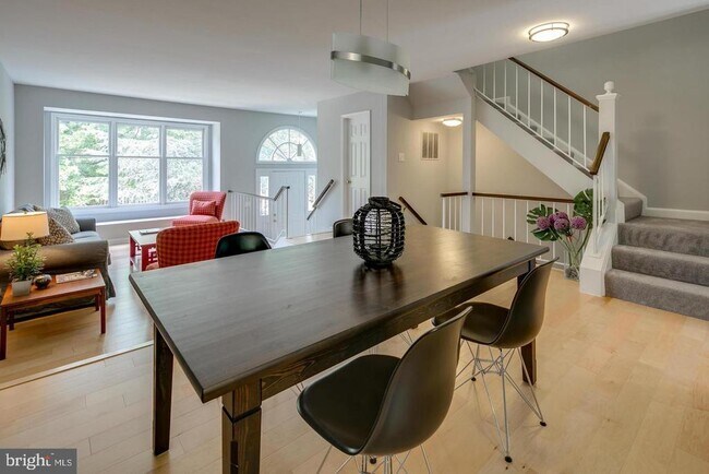 Building Photo - 1353 Templeton Pl