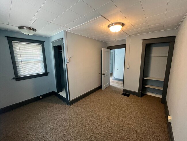 Building Photo - 128 E Davenport St