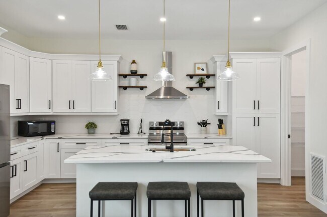 Building Photo - Luxurious 3 Bedroom Condo with Spacious Layout and Prime Location in Tampa, FL!