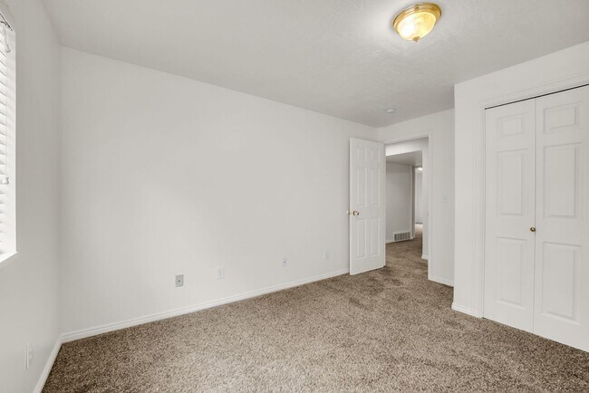 Building Photo - Spacious 7 Bed Kaysville Home with Two Kitchens