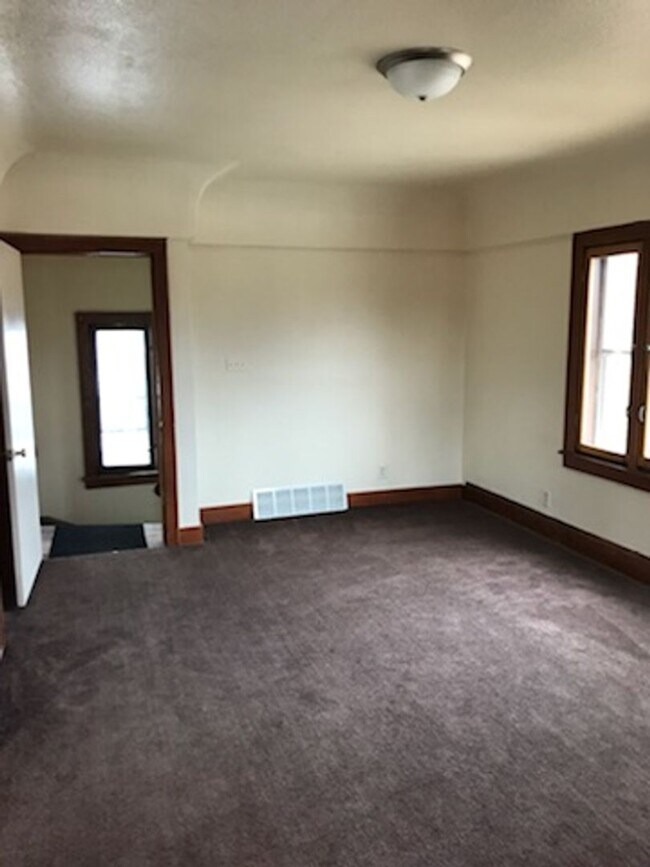 Building Photo - 4049 N Elmhurst Rd