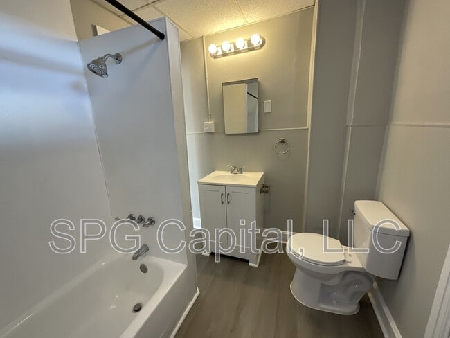 Building Photo - 722 W Mason Ave