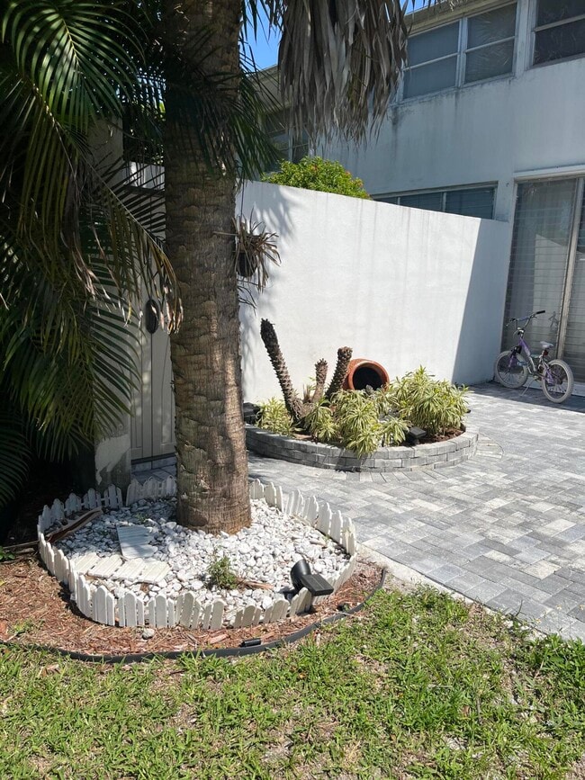 Building Photo - 143 West Ct